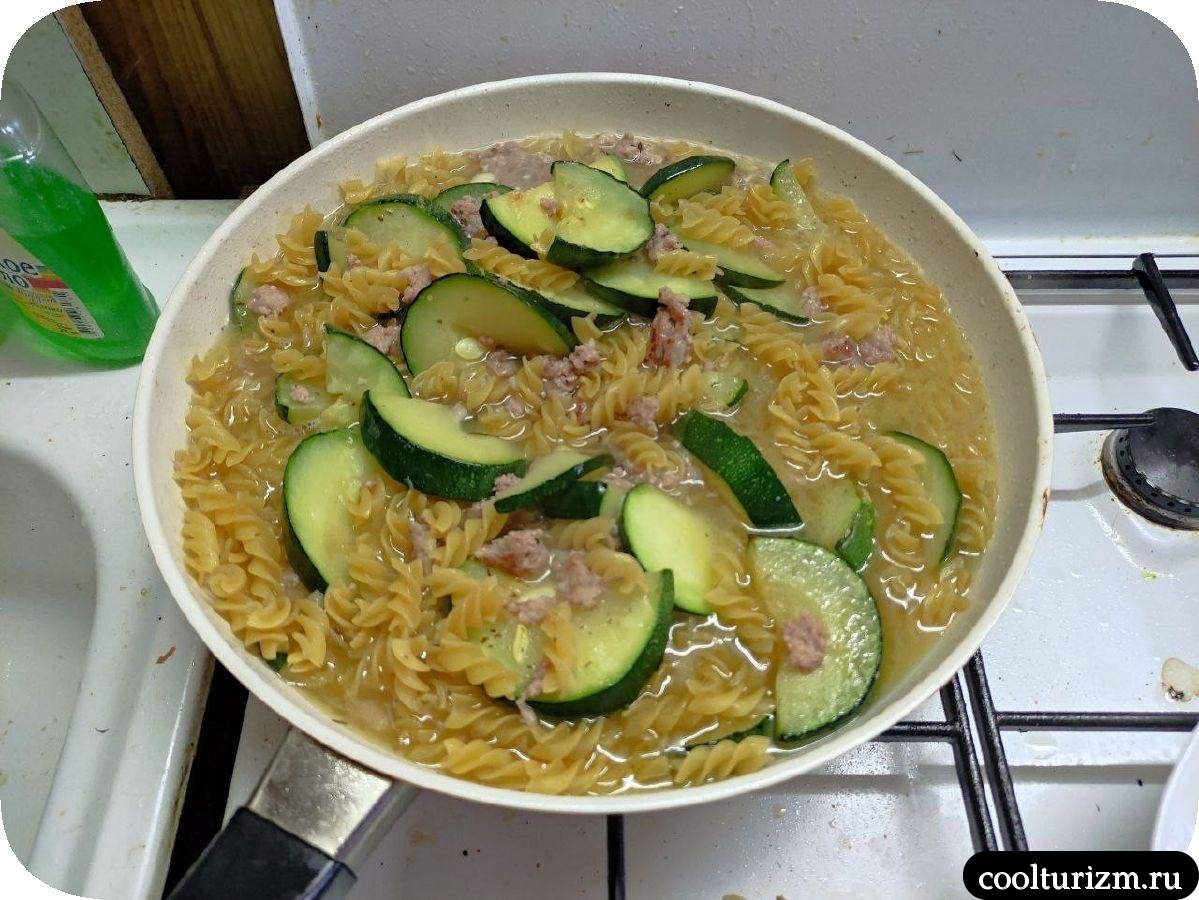 Макароны с кабачками и фаршем на сковороде на сковороде