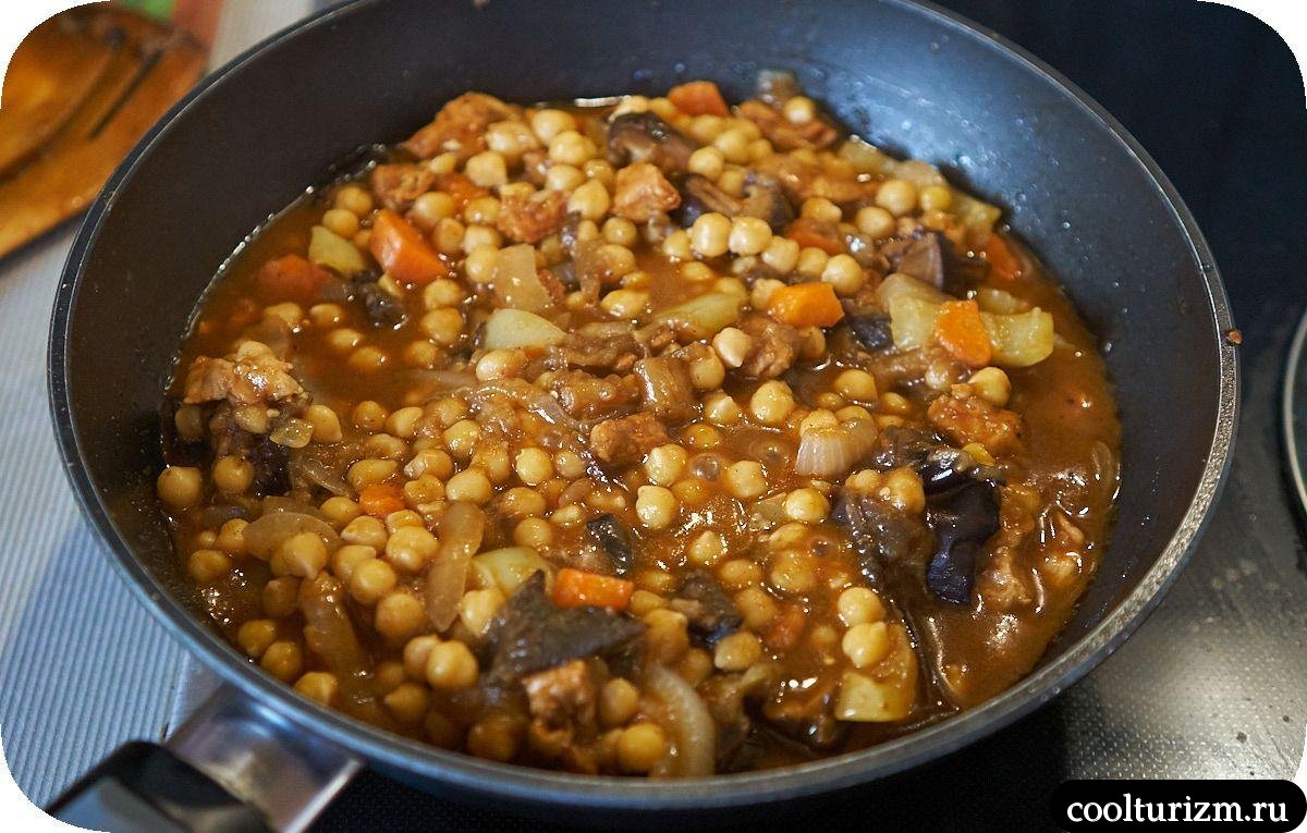 Нут в томатном соусе с мясом и овощами на сковороде