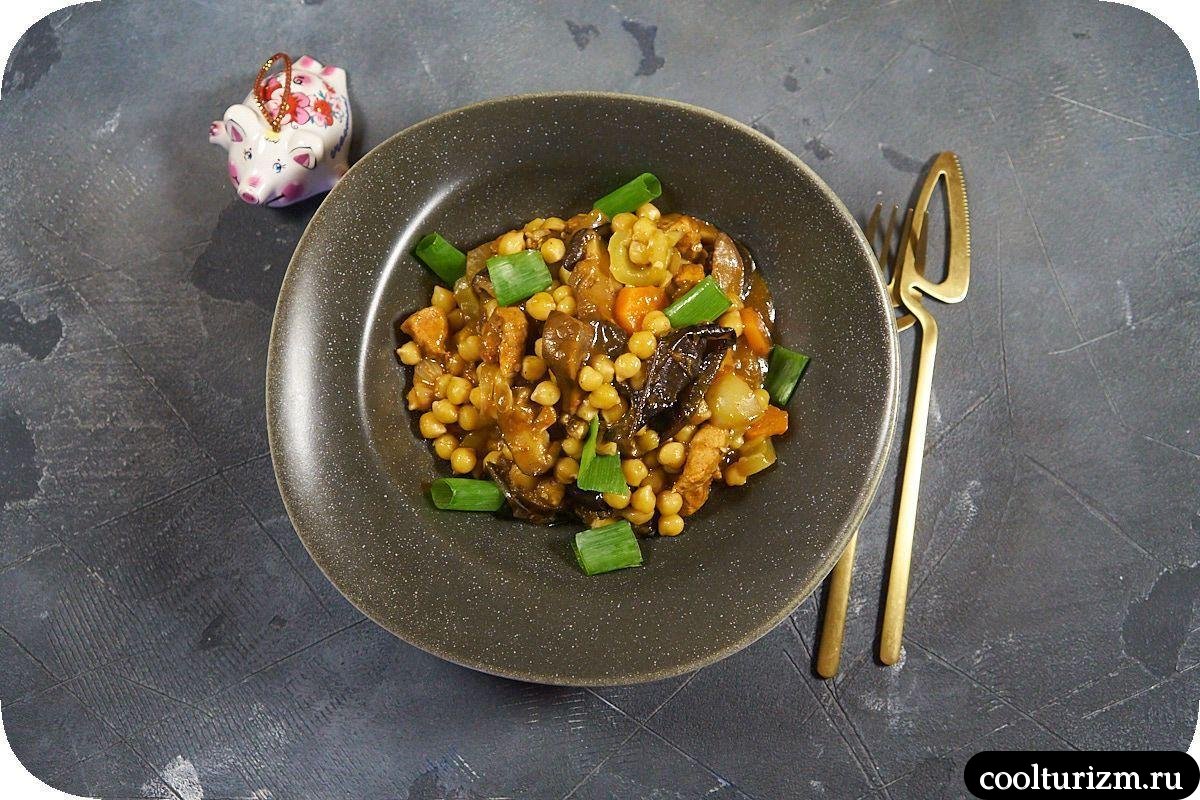 Нут в томатном соусе с мясом и овощами рецепт