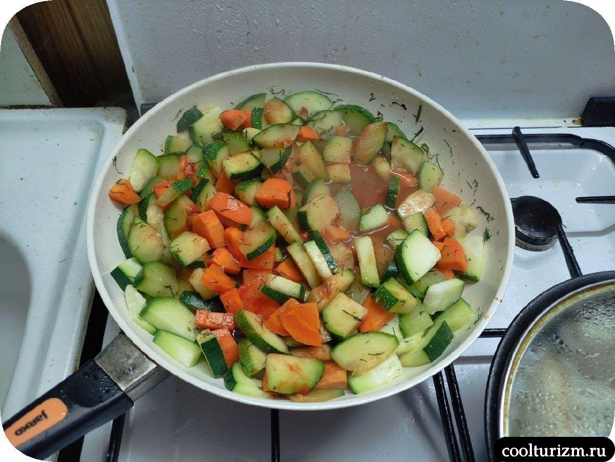 Булгур с куриной голенью и кабачками на сковороде