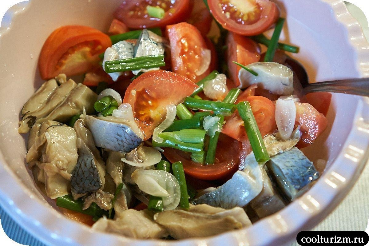 Салат с селедкой и помидорами и гренками