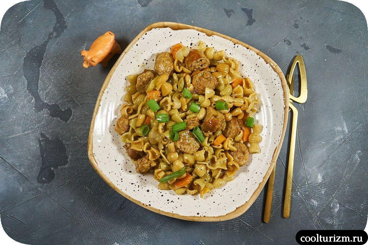Макароны триколлини с колбасками и специями рецепт