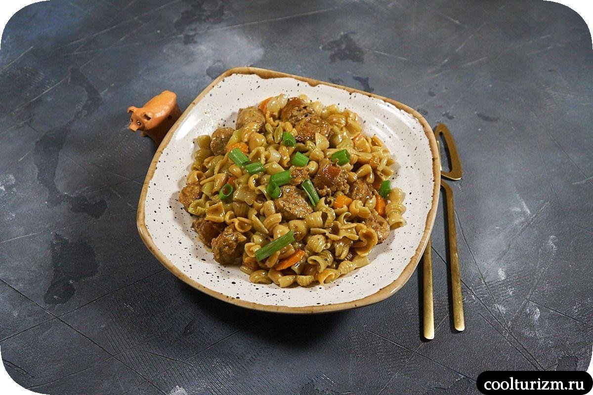 Макароны триколлини с колбасками и специями