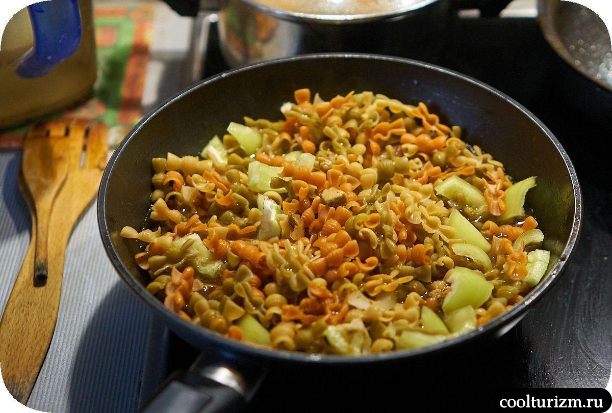 Макароны триколлини с колбасками и специями на сковороде