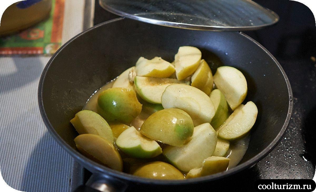 Тунец с яблоками в сливочном масле с кардамоном