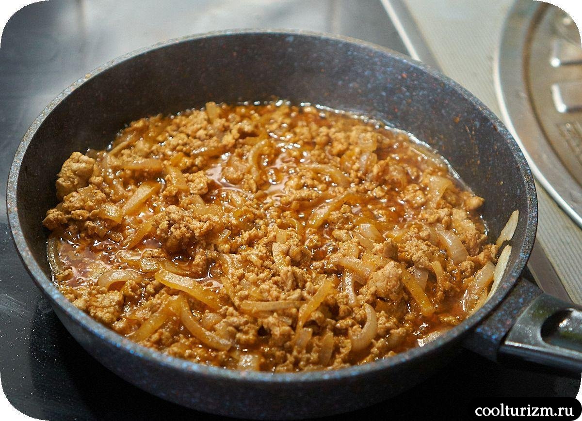 жарка фарша с луком и томатом