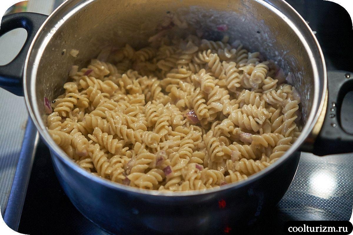 Макароны с сырым яйцом и красным луком пошагово