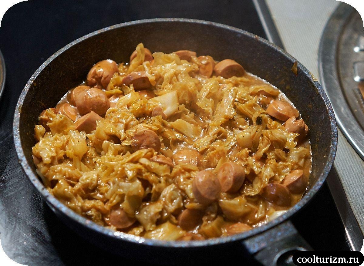 Тушеная савойская капуста с сосисками на сковороде