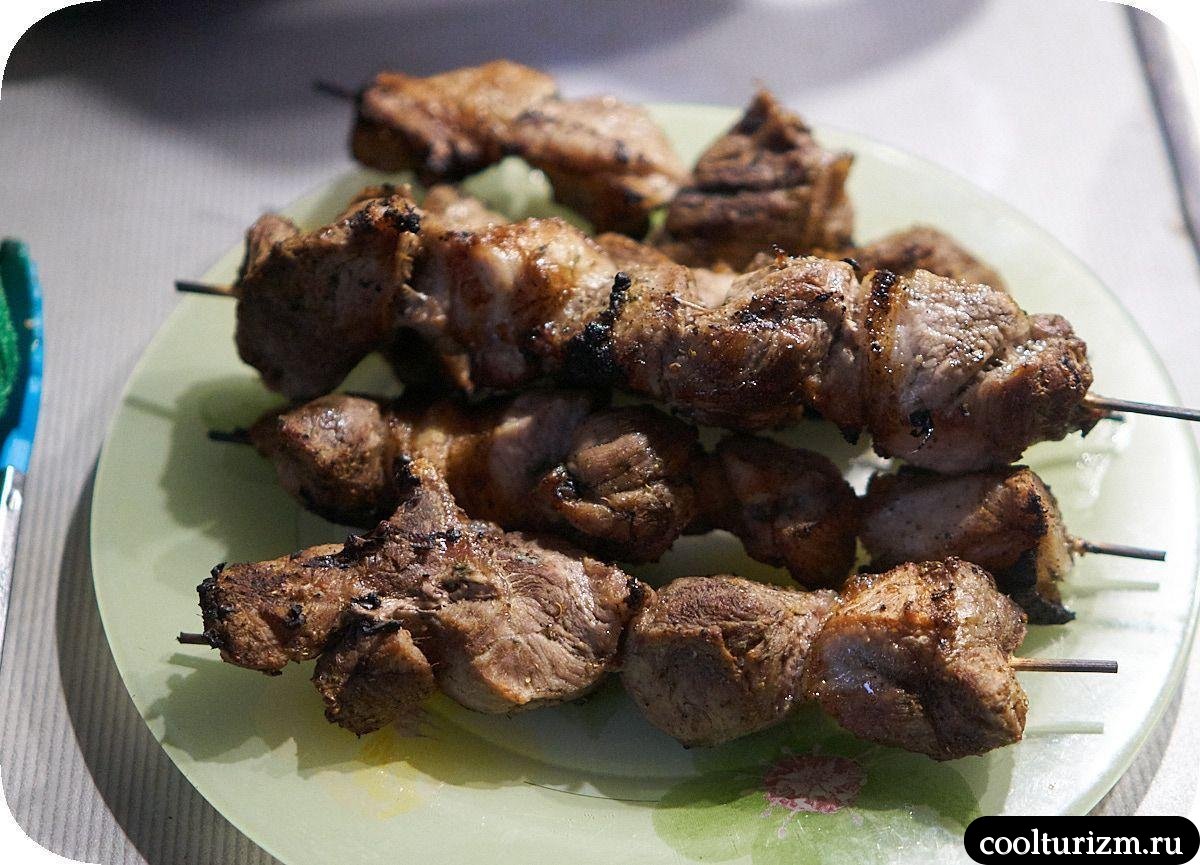 жареные шашлыки на шпажках