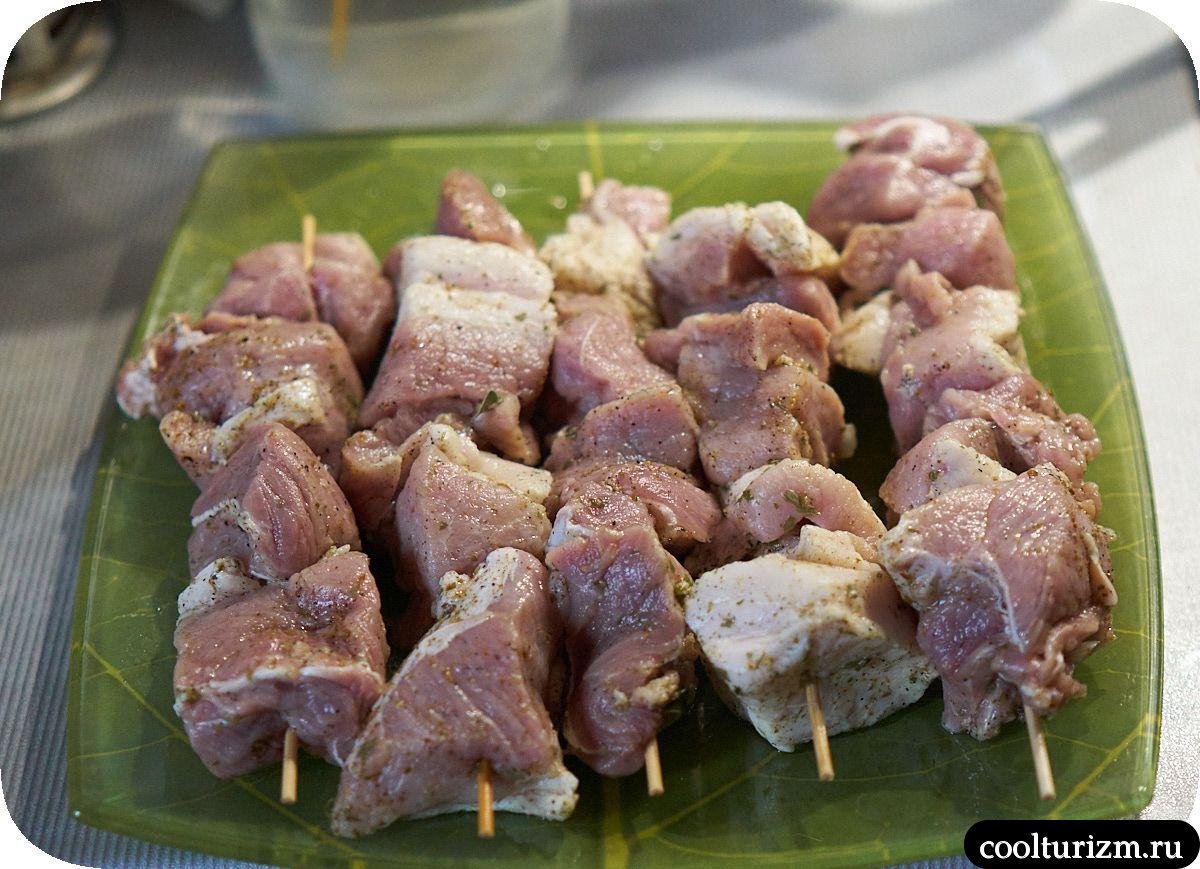 мясо на бамбуковых шпажках