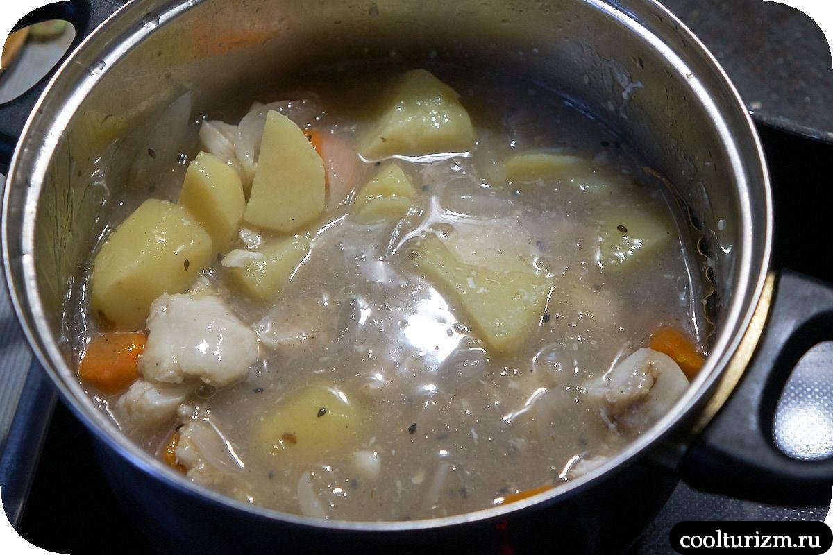 Картофель с треской в белом соусе в кастрюле