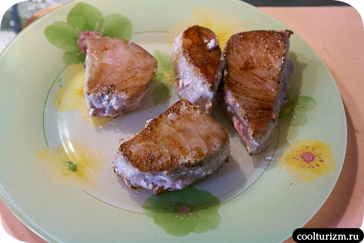 жарим куски тунца