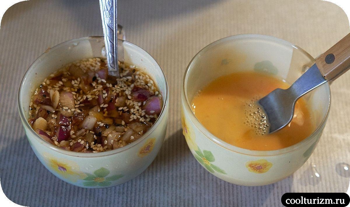 Макароны с сырым яйцом и красным луком как делать заправку