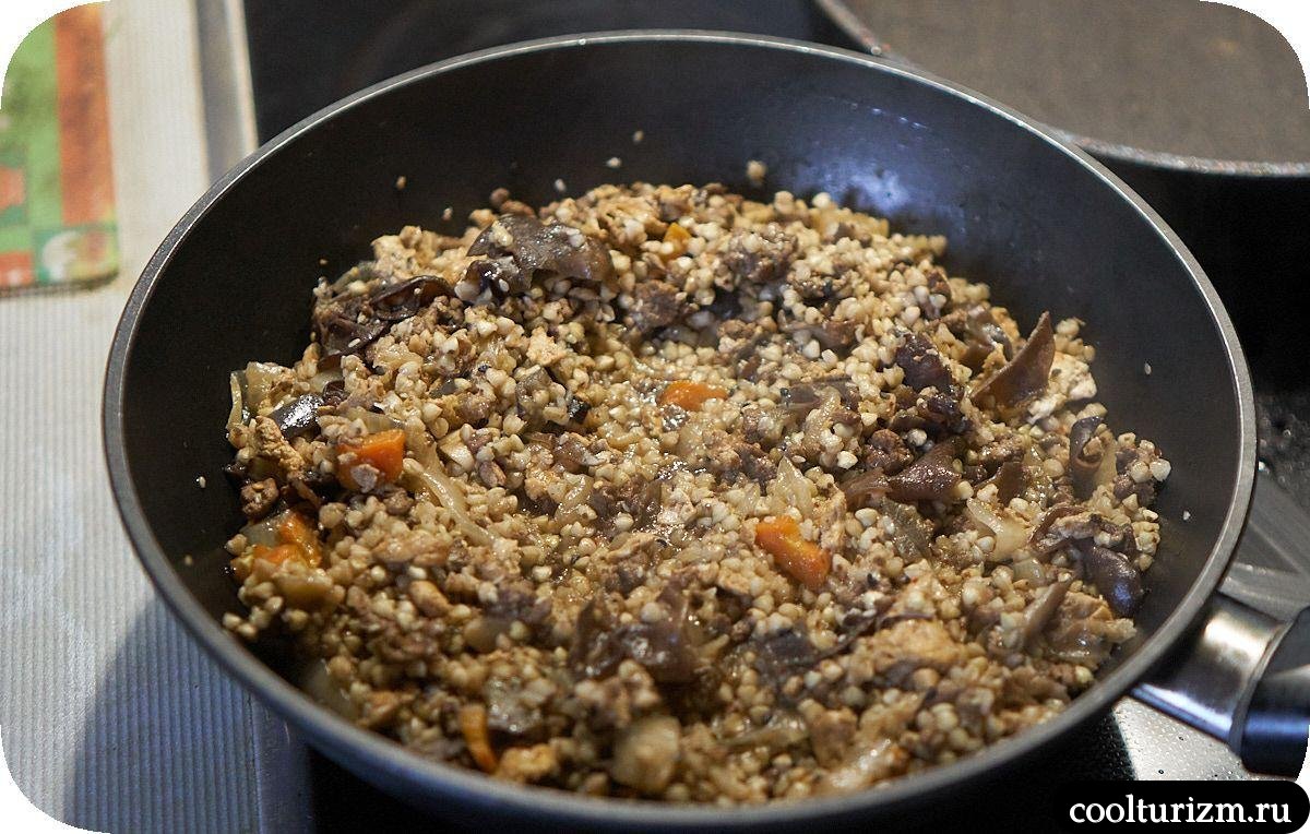 Зеленая гречка с фаршем грибами муэр и яйцом рецепт