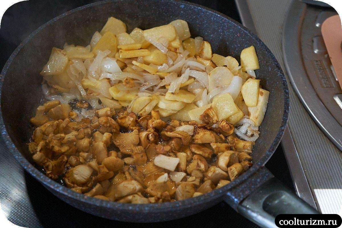 Лисички жареные с репой и помидорами как готовить