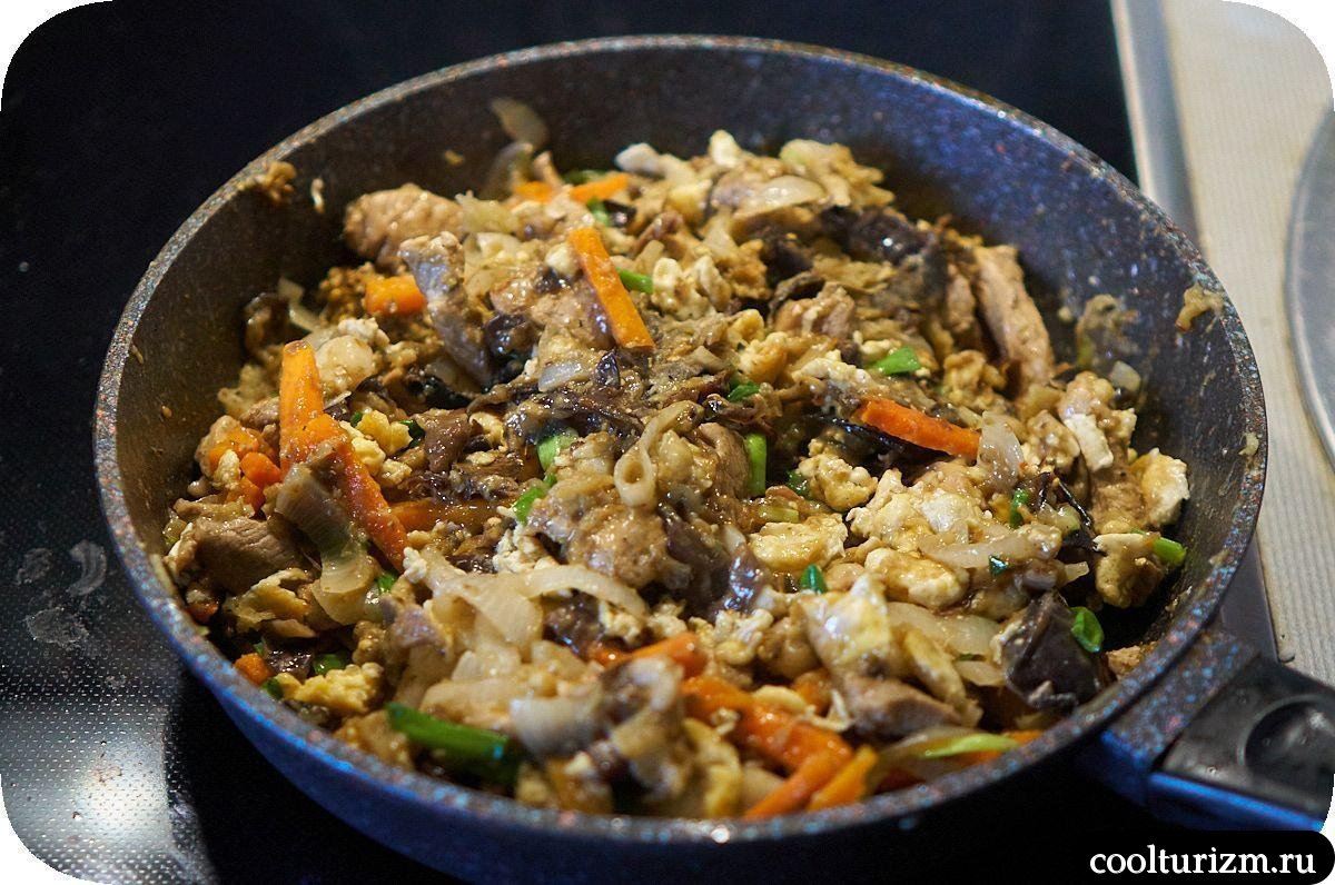 Баклажаны с мясом и яйцом на сковороде в азиатском стиле