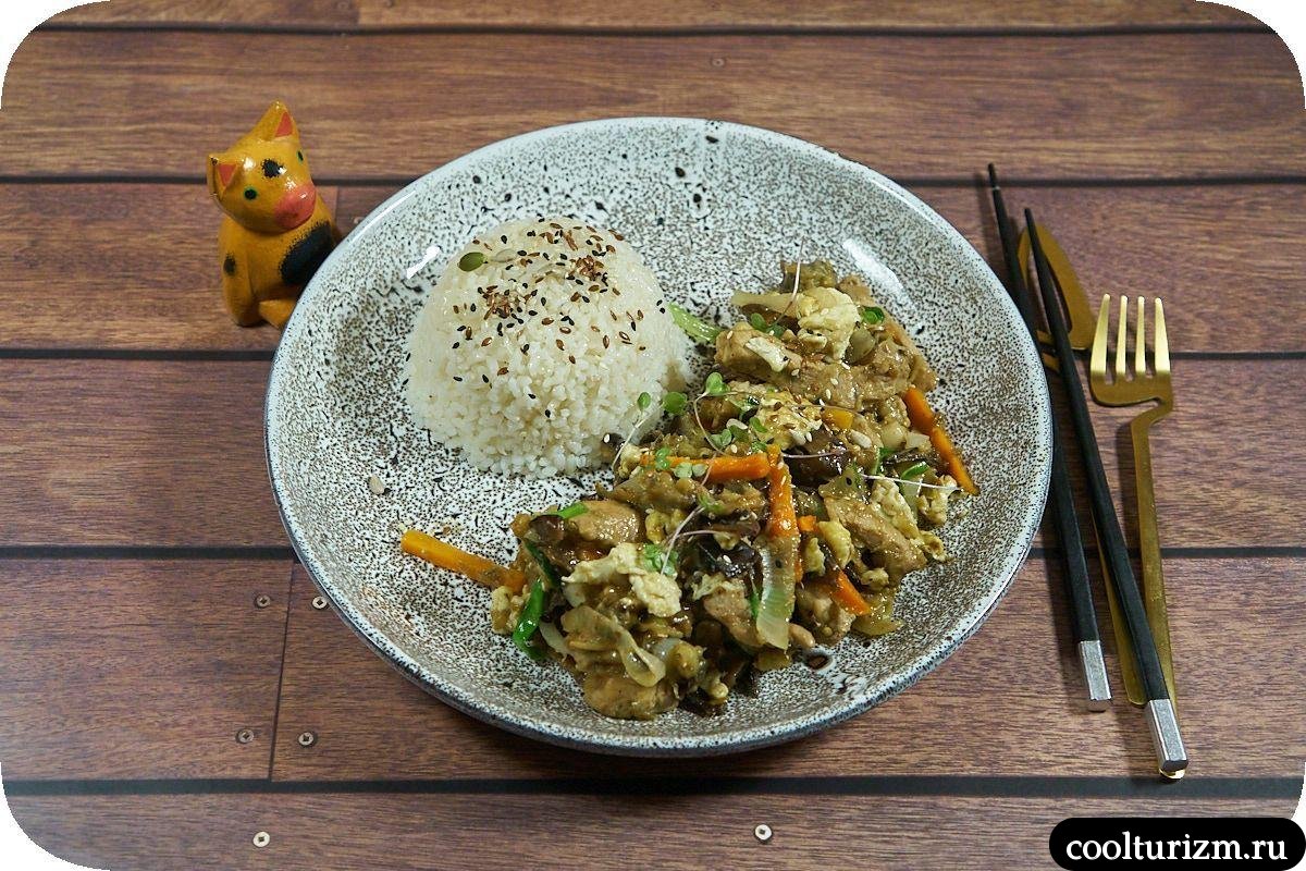 Баклажаны с мясом и яйцом на сковороде