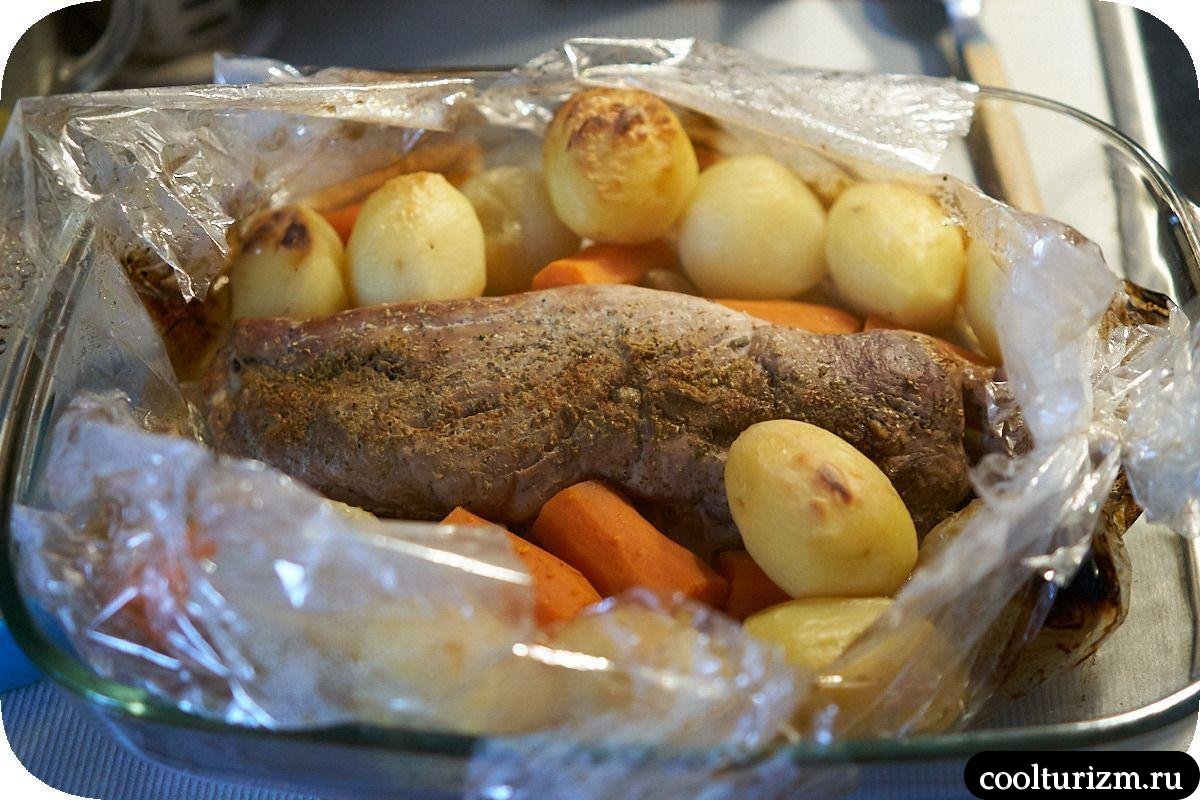 Вырезка с картошкой в духовке как готовить в рукаве