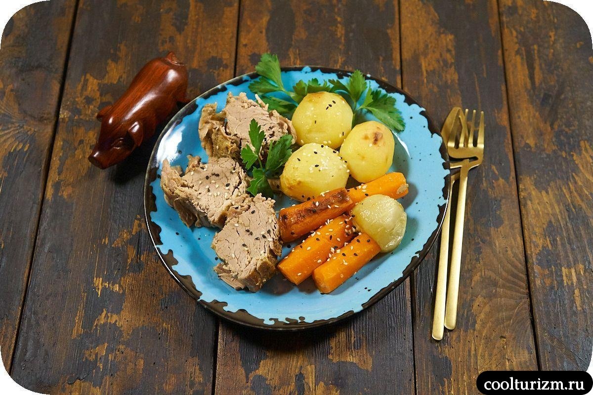 Вырезка с картошкой в духовке