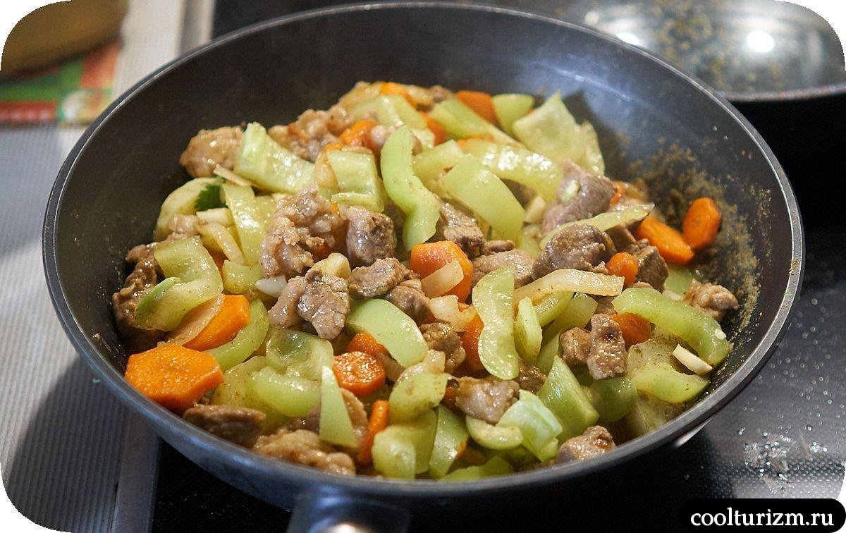 Тушеная картошка с мясом и морковкой как готовить