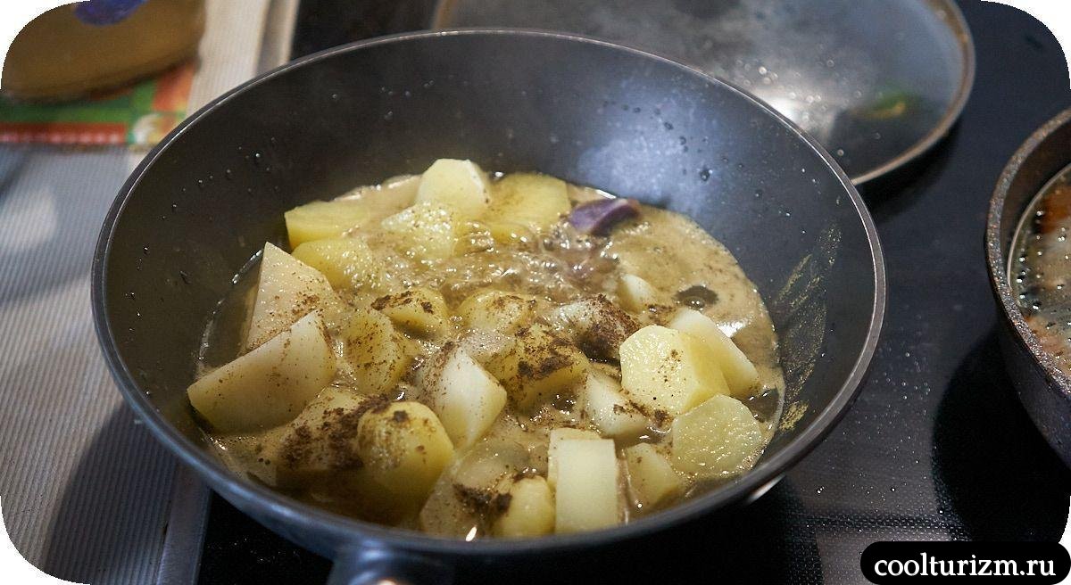Тушеная картошка с мясом и морковкой в сковороде