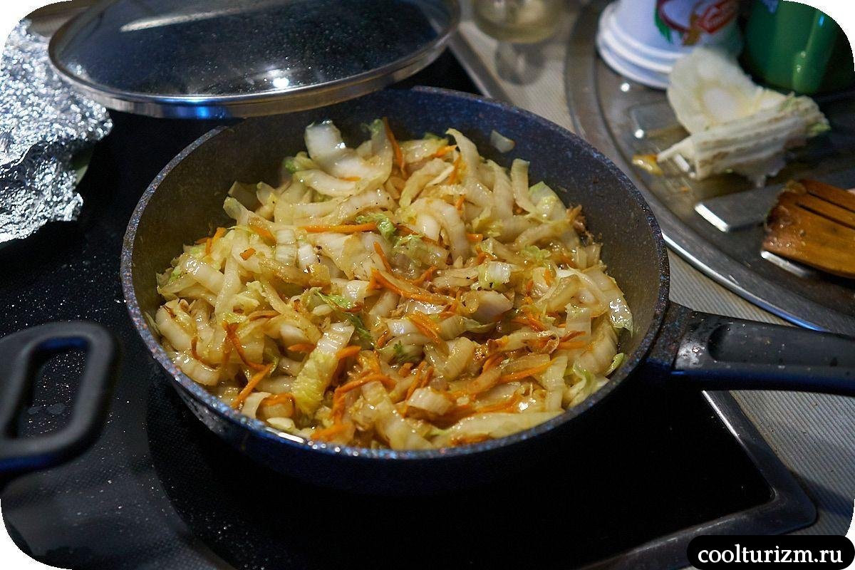 Шницель с жареной пекинской капустой на сковороде