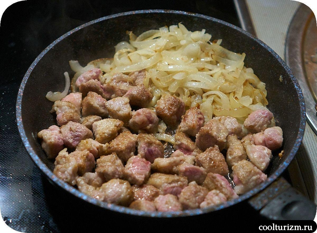 жарим мясо и лук
