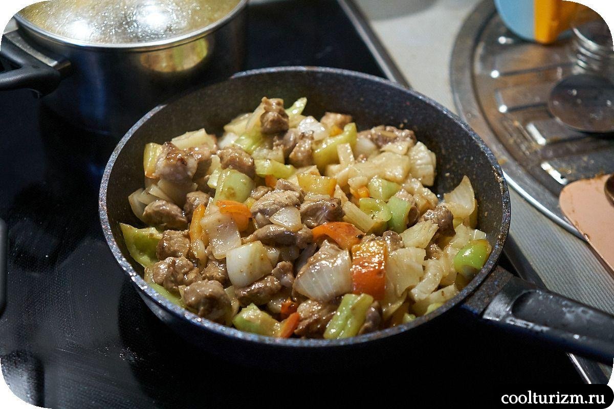 мясо перец и лук