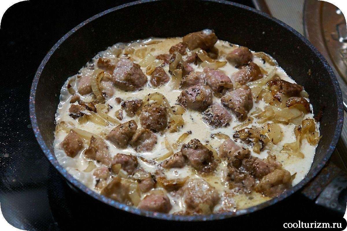 Мясо с луком в сливочном соусе с картофельно-яблочным гарниром