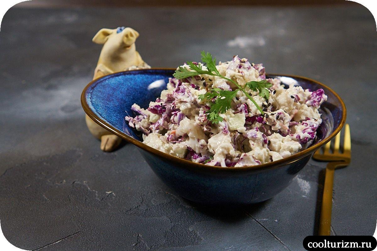 Салат со щеками трески, крабовыми палочками и красной пекинской капустой вкусный рецепт