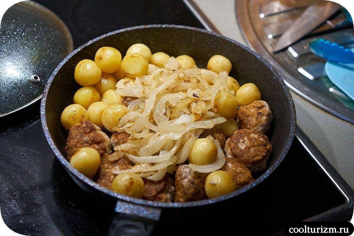 Тефтельки с картофельными шариками в сливках на сковороде