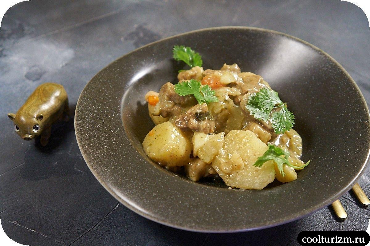 Тушеная картошка с мясом и морковкой