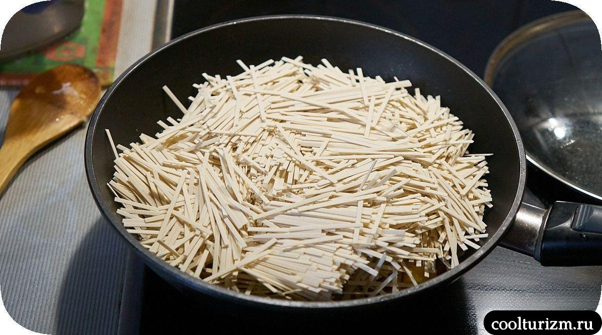 куски сухого удона