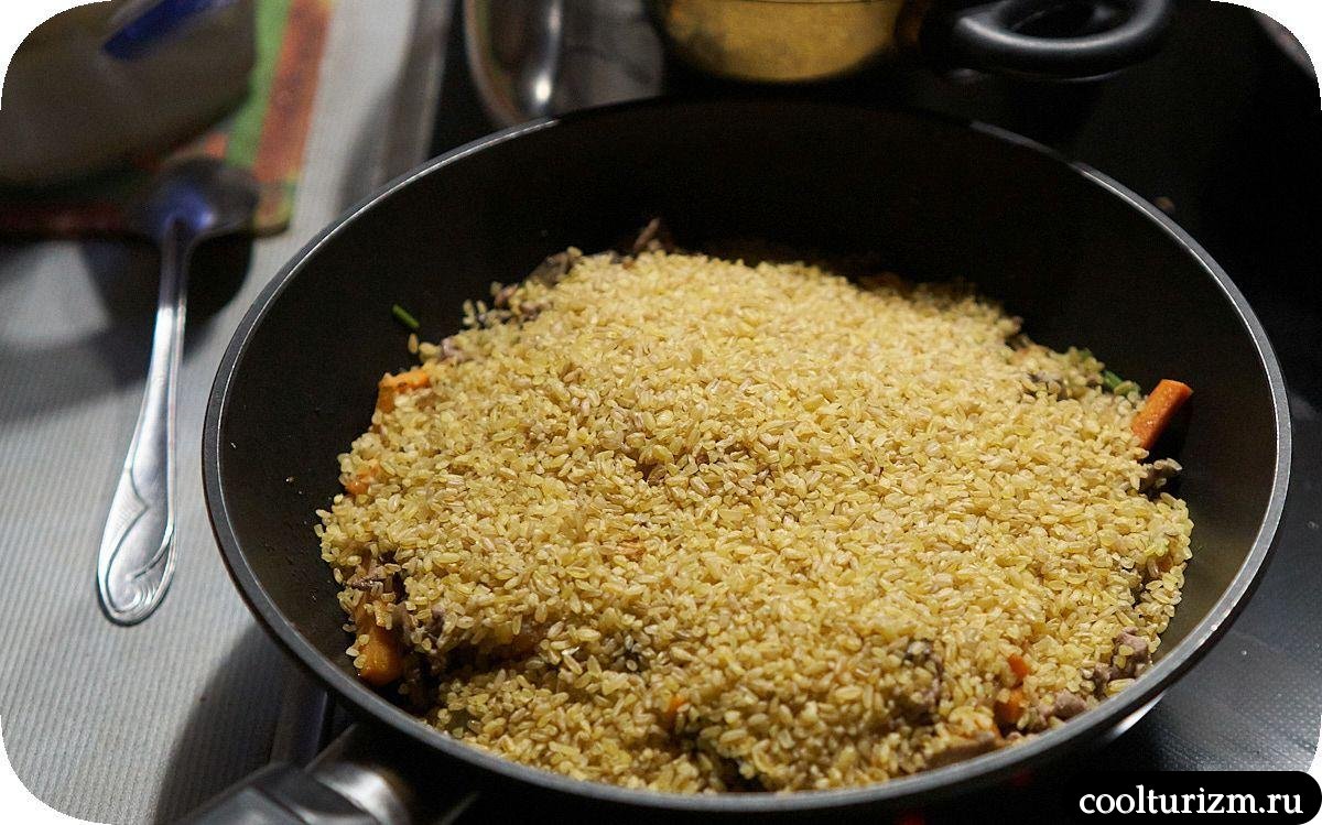 Булгур с шампиньонами и фаршем на сковороде