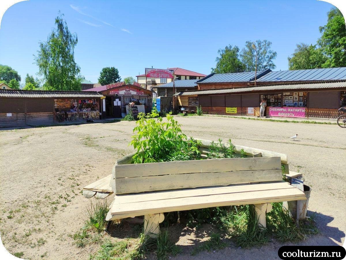скамейки на рынке в ростове великом у кремля