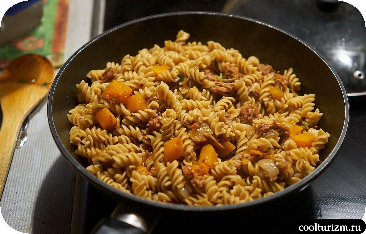 Макароны с тушенкой и тыквой в томате на сковороде рецепт