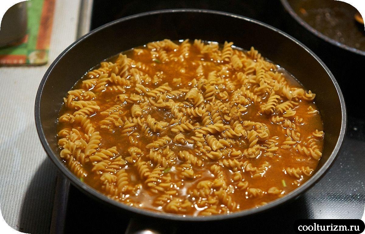 Макароны с тушенкой и тыквой в томате на сковороде как готовить