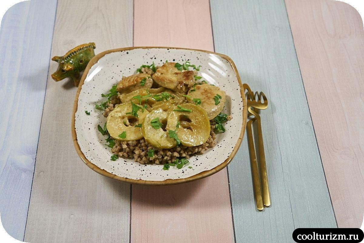 Медальоны с зеленой гречкой и яблоками в белом соусе