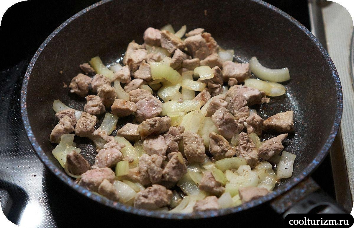 жарка мяса и лука в карри