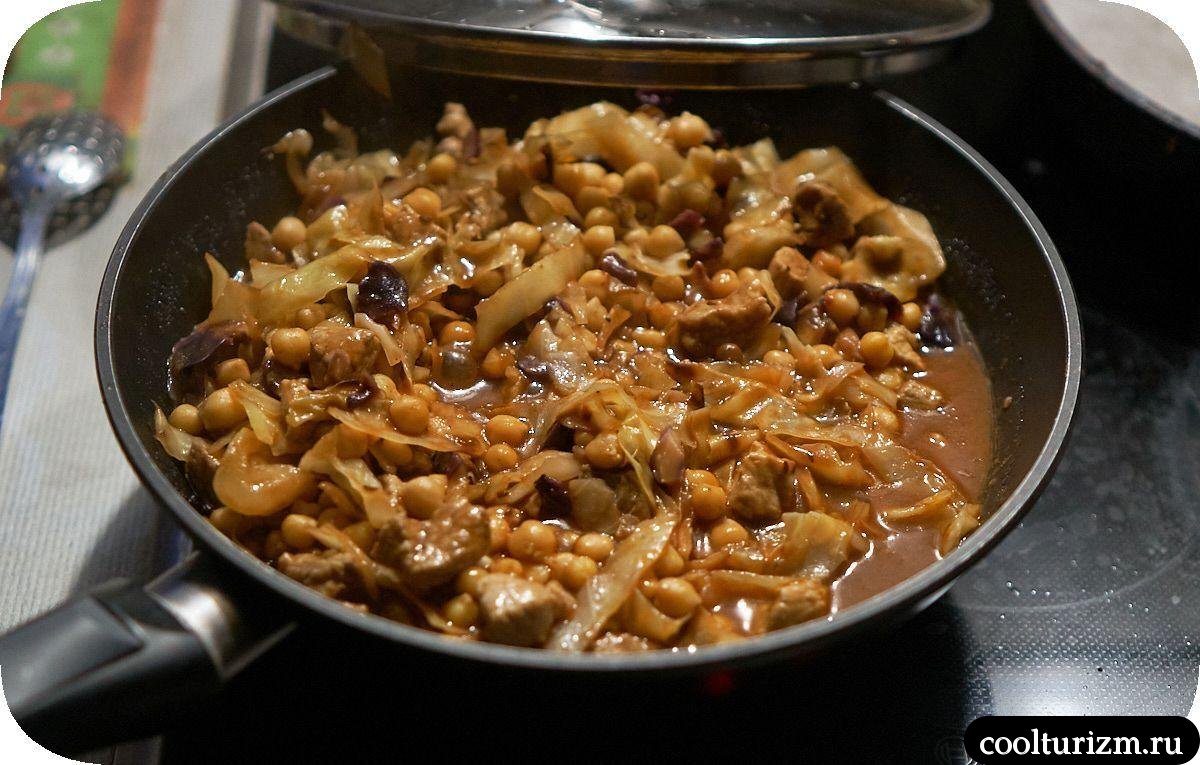 Нут с капустой и мясом на сковороде