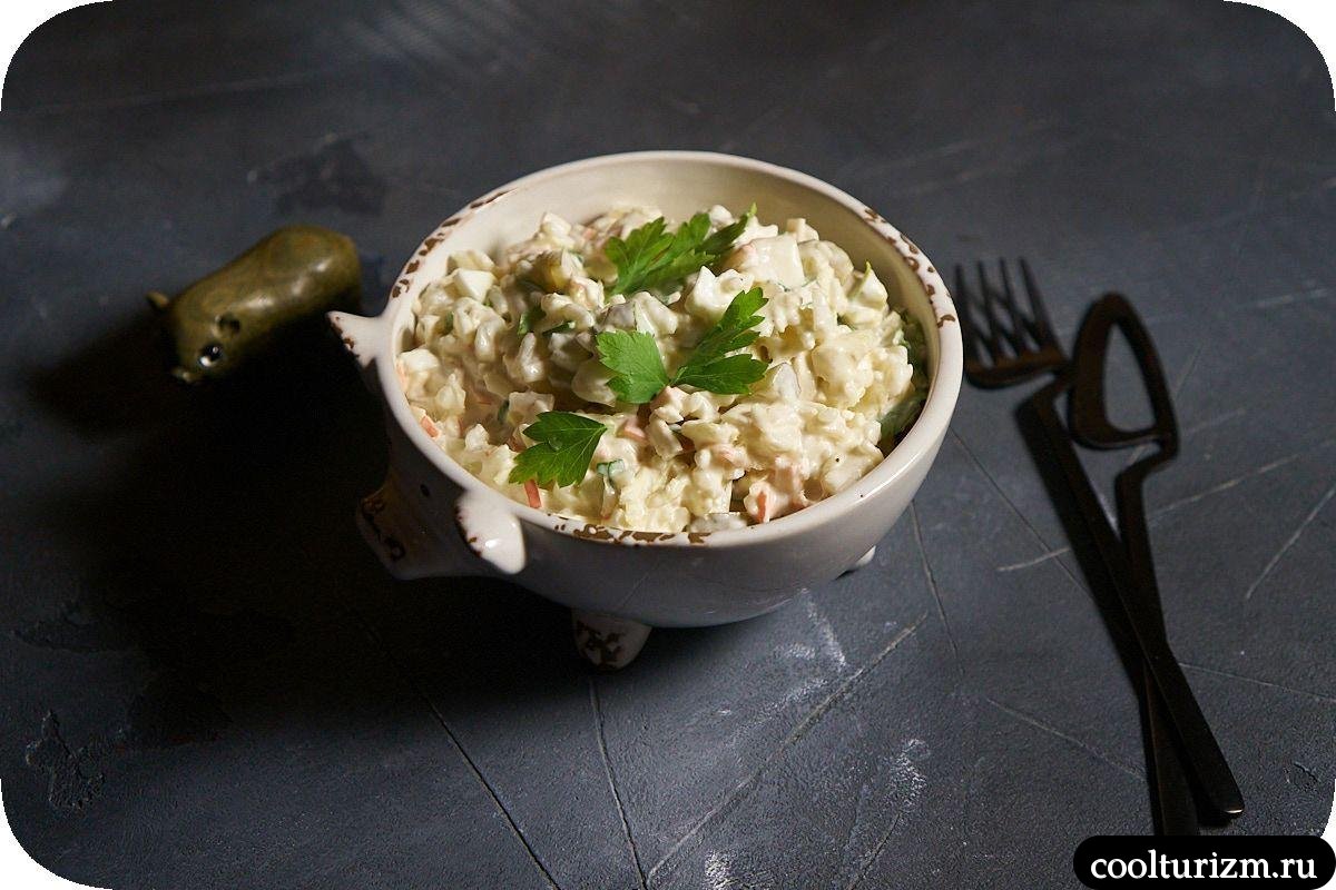 Салат с крабовыми палочками и соленым огурцом