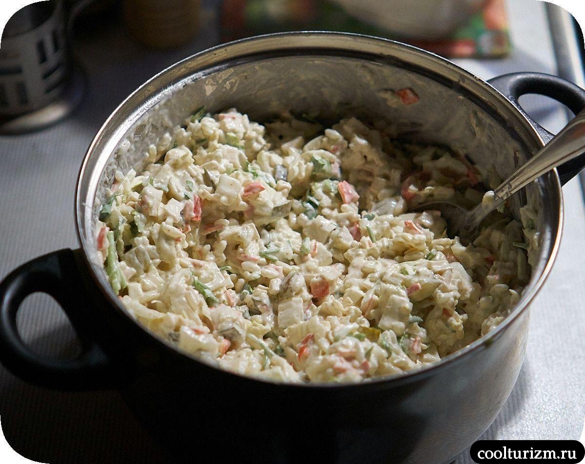 Салат с крабовыми палочками и соленым огурцом как готовить