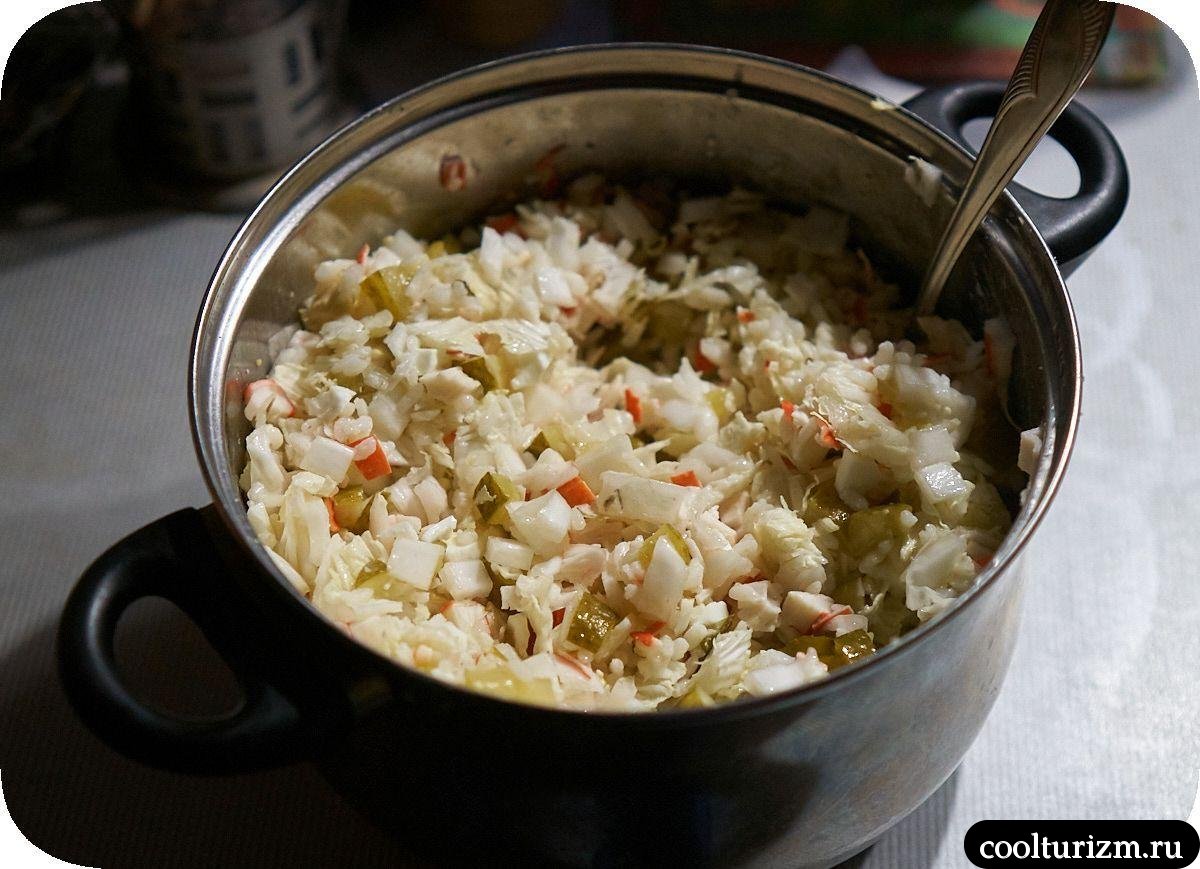 Салат с крабовыми палочками и соленым огурцом рецепт