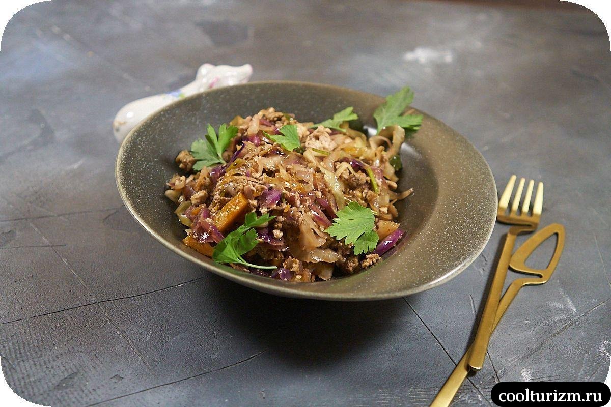 Тушеная красная и белокочанная капуста с фаршем и яйцом вкусный рецепт