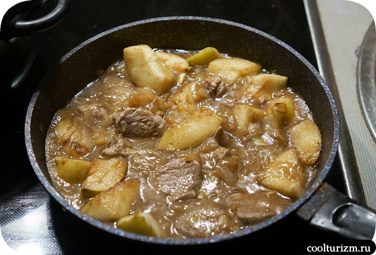 Вырезка с яблоками и луком как готовить