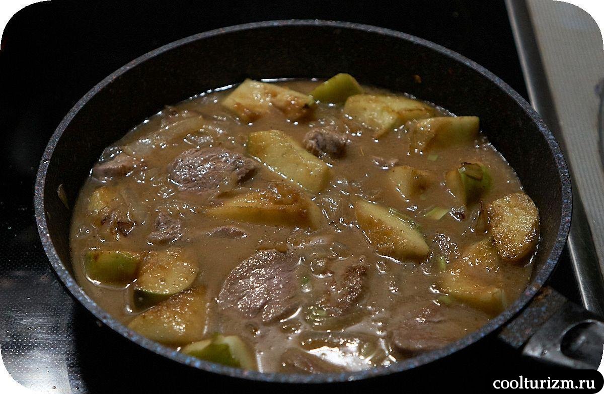 Вырезка с яблоками и луком в соусе
