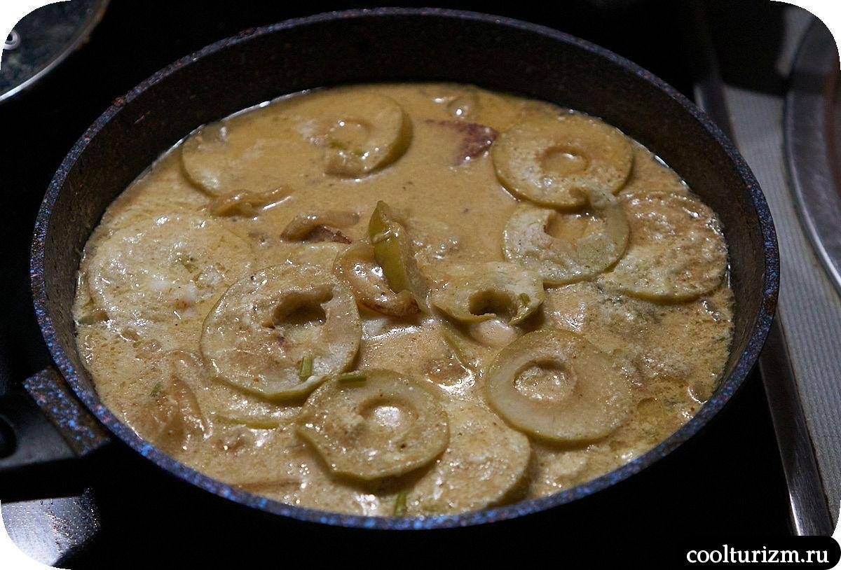 Медальоны с зеленой гречкой и яблоками в белом соусе на сковороде