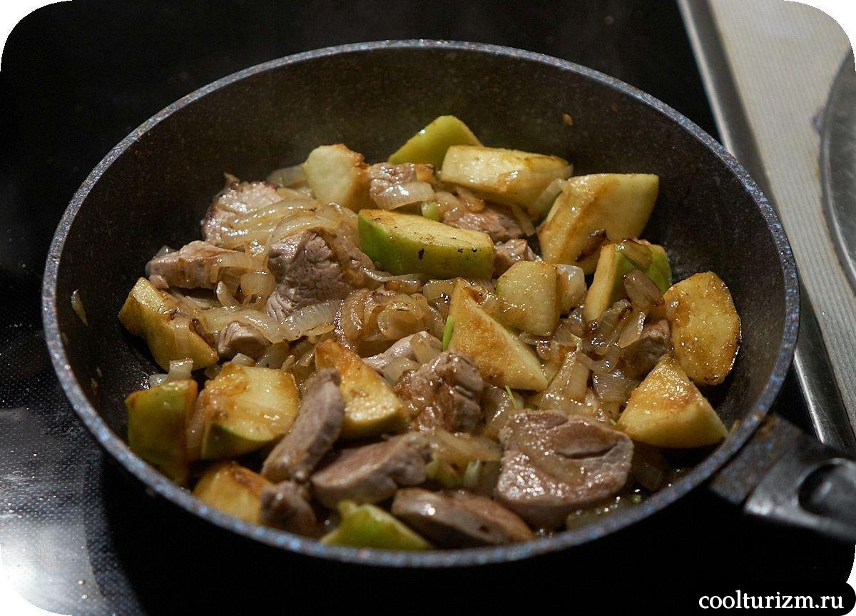 Вырезка с яблоками и луком на сковороде