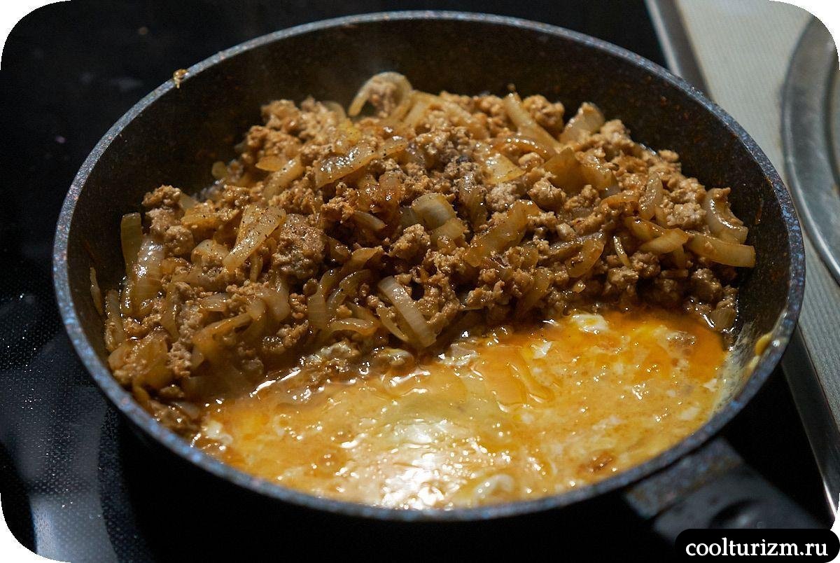 жарка яиц,фарша и лука