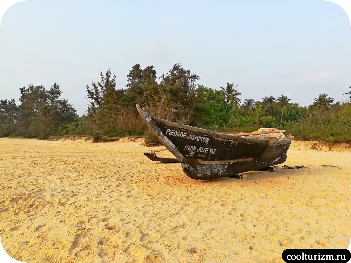 Прогулка в Кавелоссим по пляжу вдоль кромки моря